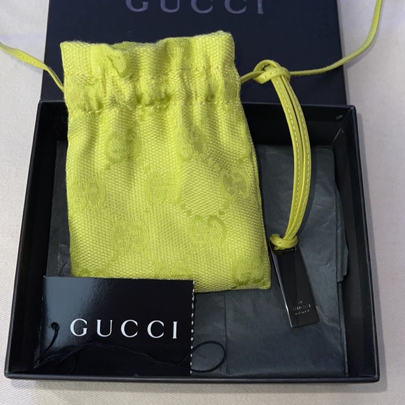 Gucci pouch preloved excellent condition color is yellow 100% Authentic. - Picture 2 of 9